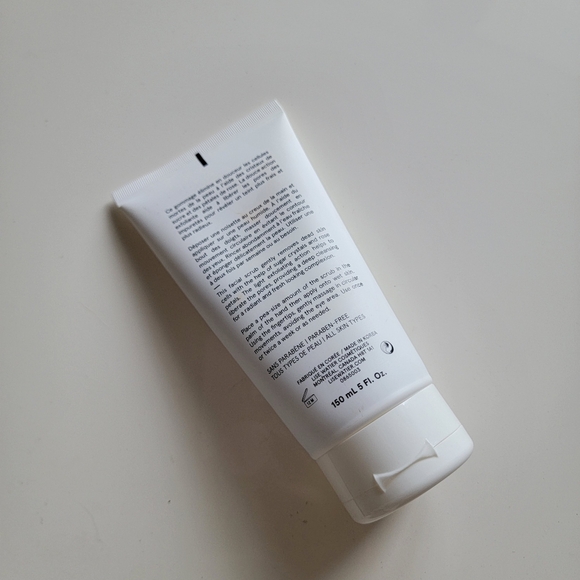 Gentle Rose Petal Scrub by Lise Watier - Picture 3 of 5